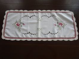 Tischläufer/Deckeli mit Rosenstickerei, umhäckelt