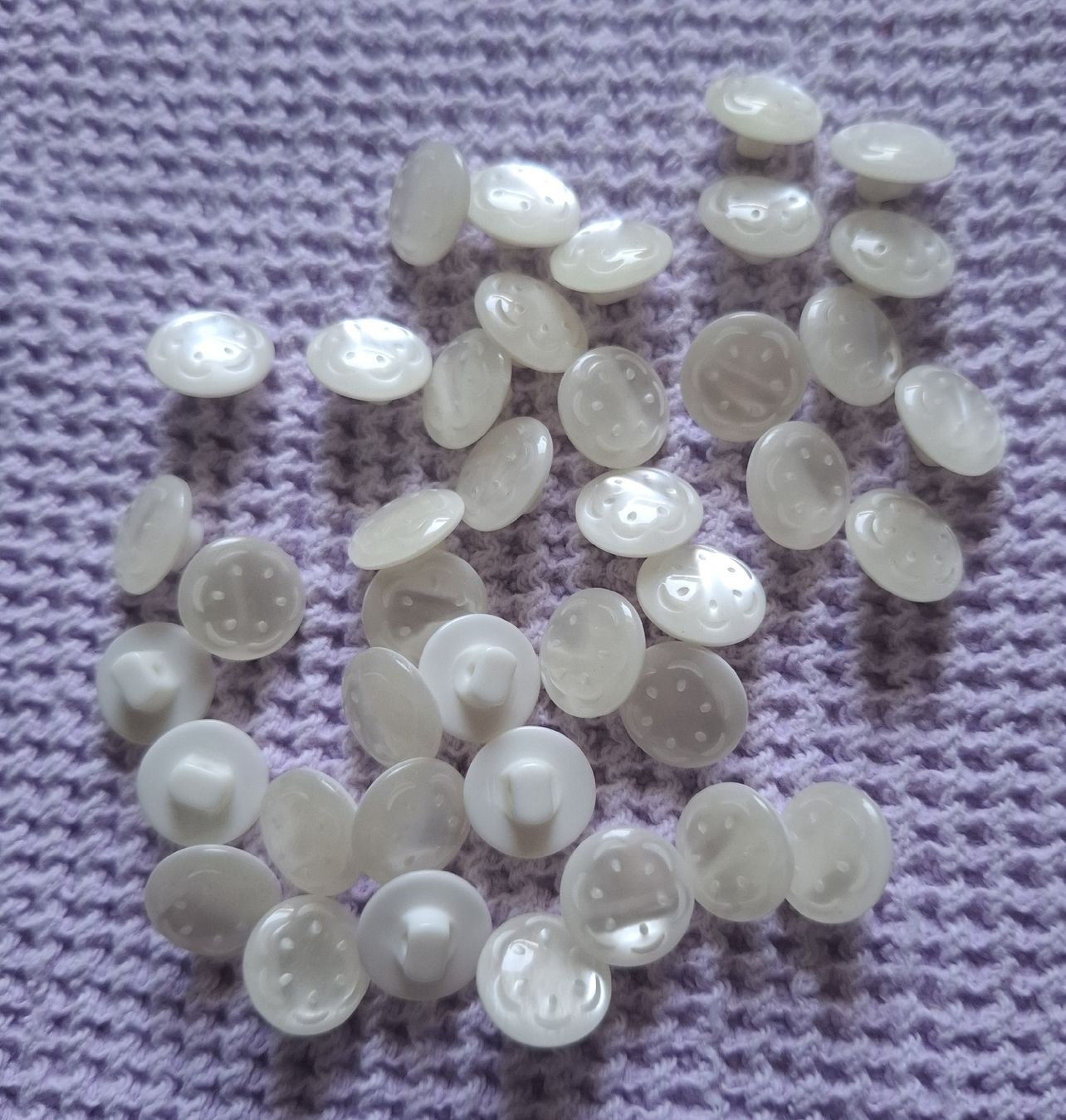 Knöpfe: 1 Lot Knöpfe, weiss mit Muster, 12 mm. – Neu (gemäss Beschreibung) aus Dietikon von Hirschkopf 5