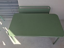 Kindergartenmöbel-Set: Tisch, Bank und 2 Stühle