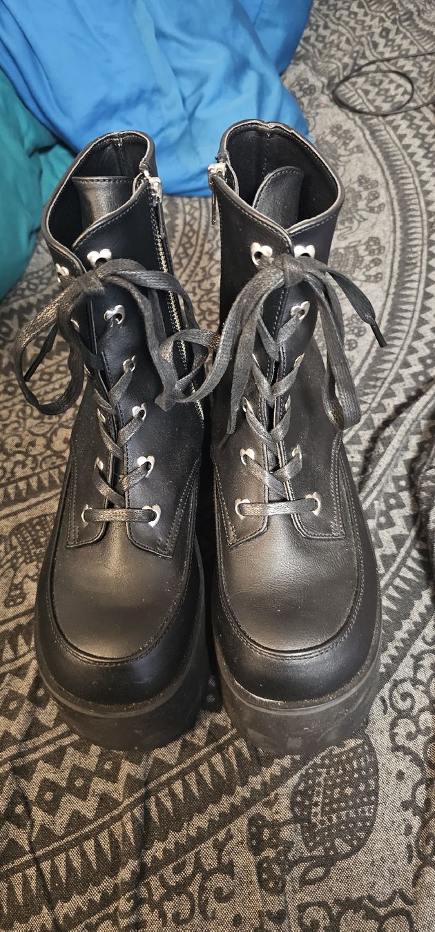 Scarpe da donna: Demonia Gr.41 Stiefeletten Gothic Neu – Nuovo (secondo la descrizione) da Zürich venduto da Daniela51