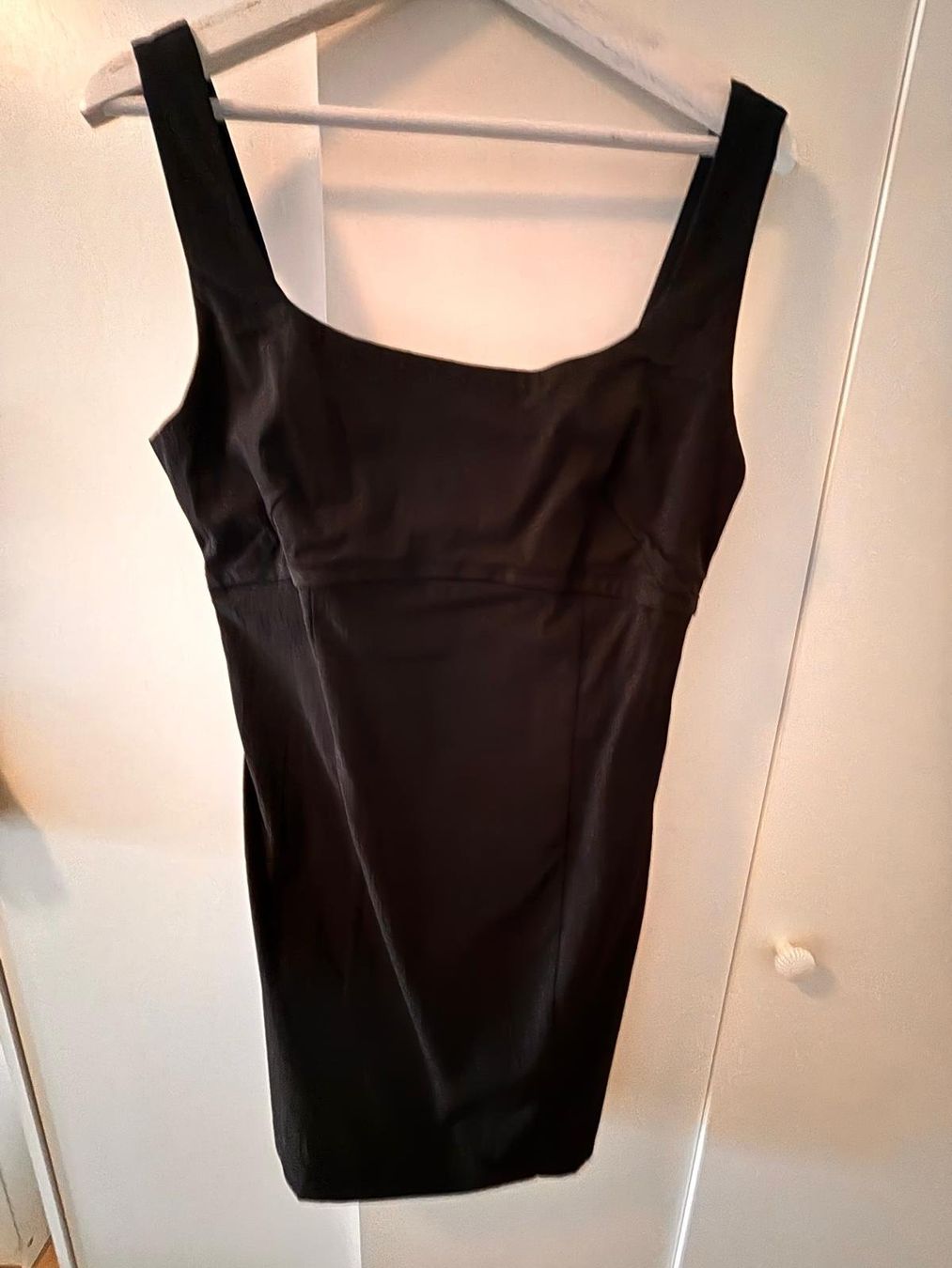 Kleider: Robe noire Mango - NEUVE - Taille M – Neu (gemäss Beschreibung) aus Romainmôtier von val_r8sn 1