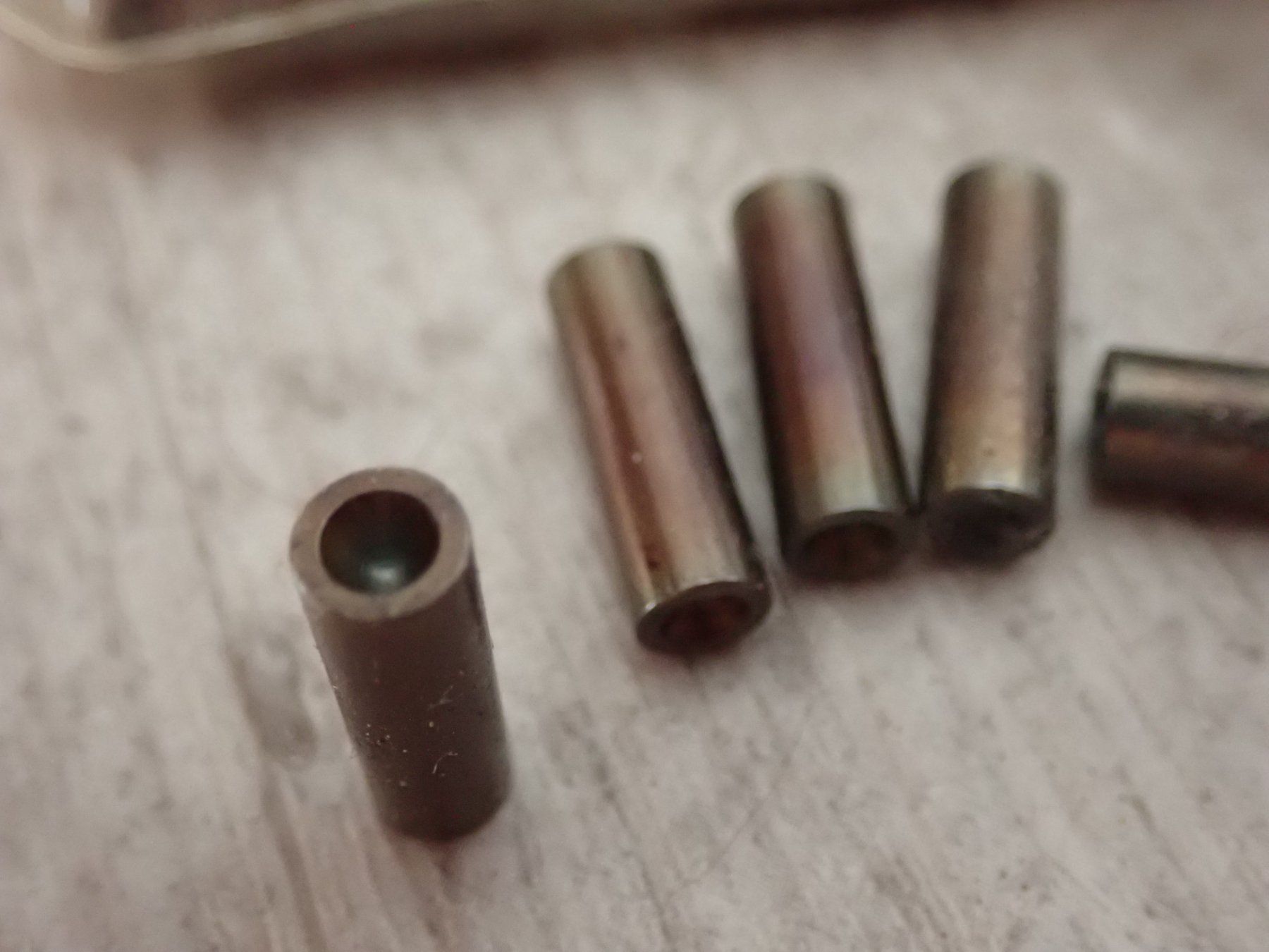 Armi bianche: Lot de 5 rivets forés pour arme suisse, à identifier. – Nuovo (secondo la descrizione) da Onex venduto da mac_w8c2 2