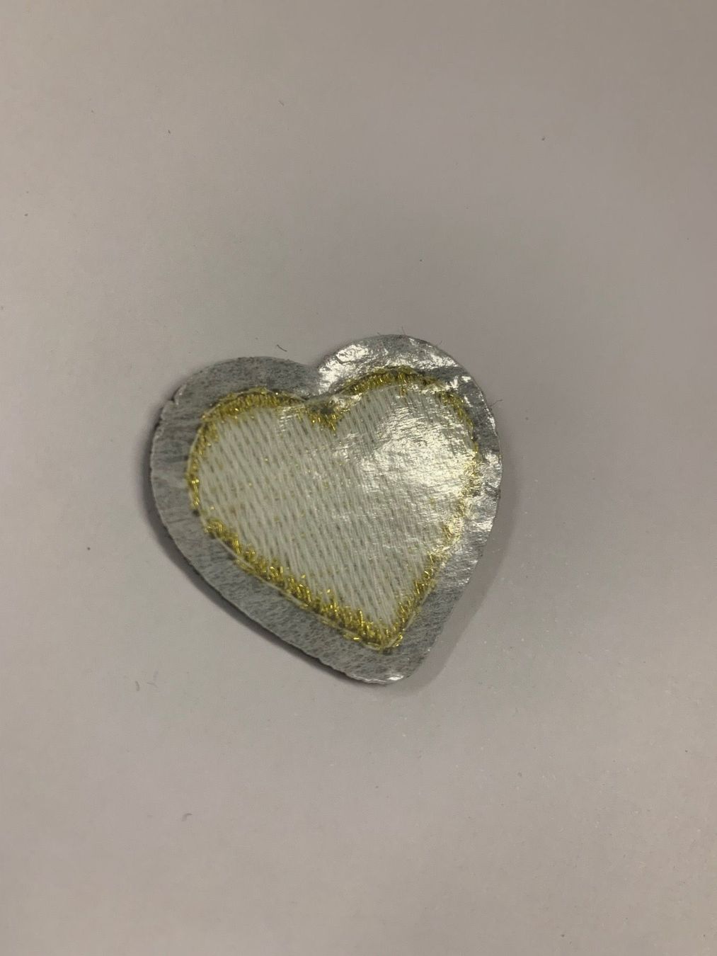 Toppe: Herz Gold Badge, Patch, Bügelbild – Nuovo e nell'imballaggio originale da Ostermundigen venduto da Mcone 2