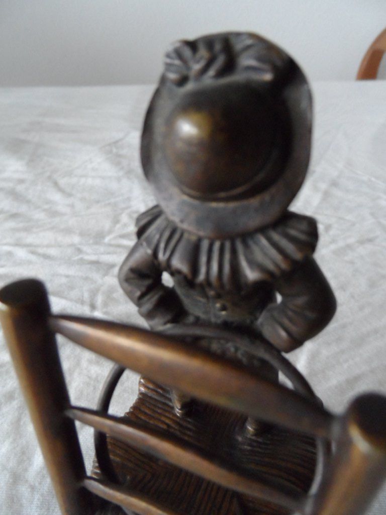 Statuette: Einzigartige Bronzefigur Junge auf Stuhl mit Ring – Usato da Zürich venduto da Putsch92 4