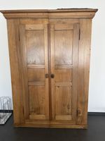 Antiker Nussbaumschrank