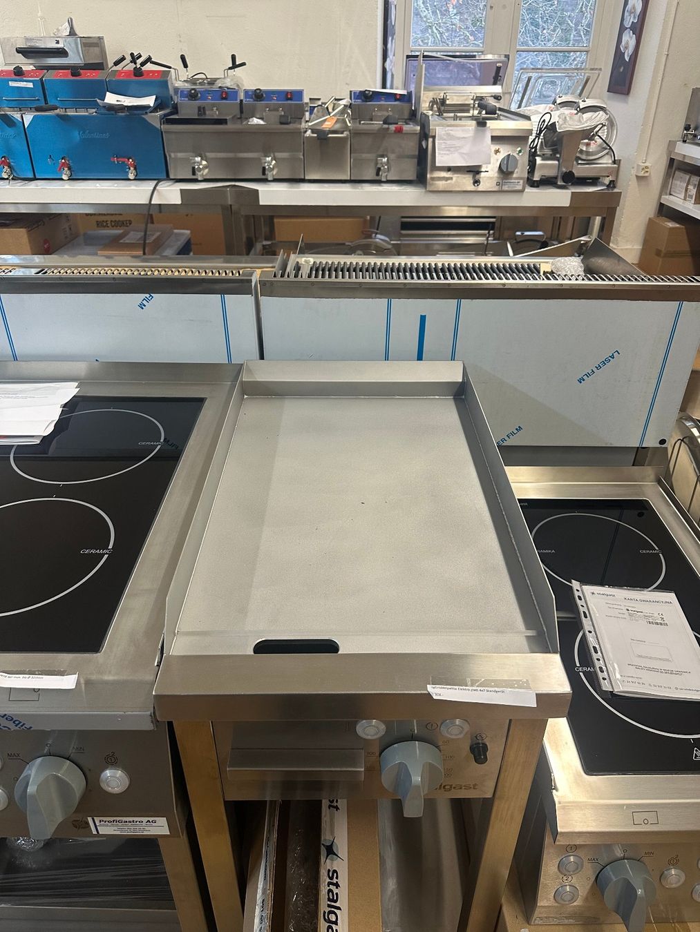 Herde: Elektro-Griddelplatte glatt – Standgerät – Neu und originalverpackt aus Ziegelbrücke von ProfiGastro 1