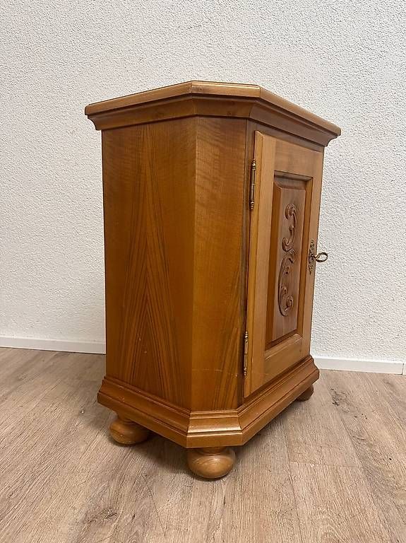 Nachttische: Vintage Barock Ecktischchen Nussbaum Fässler – Gebraucht aus Obernau von Arche_Noah_Brocki 3