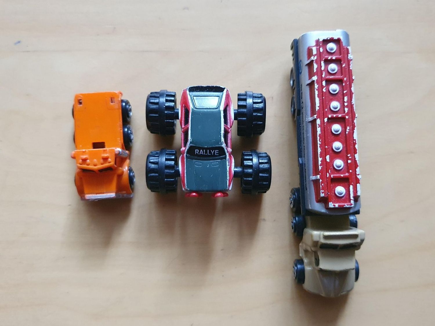 Modellini d'auto: Mini modèles réduits auto + camions – Usato da Romainmôtier venduto da Oaxaca9 3