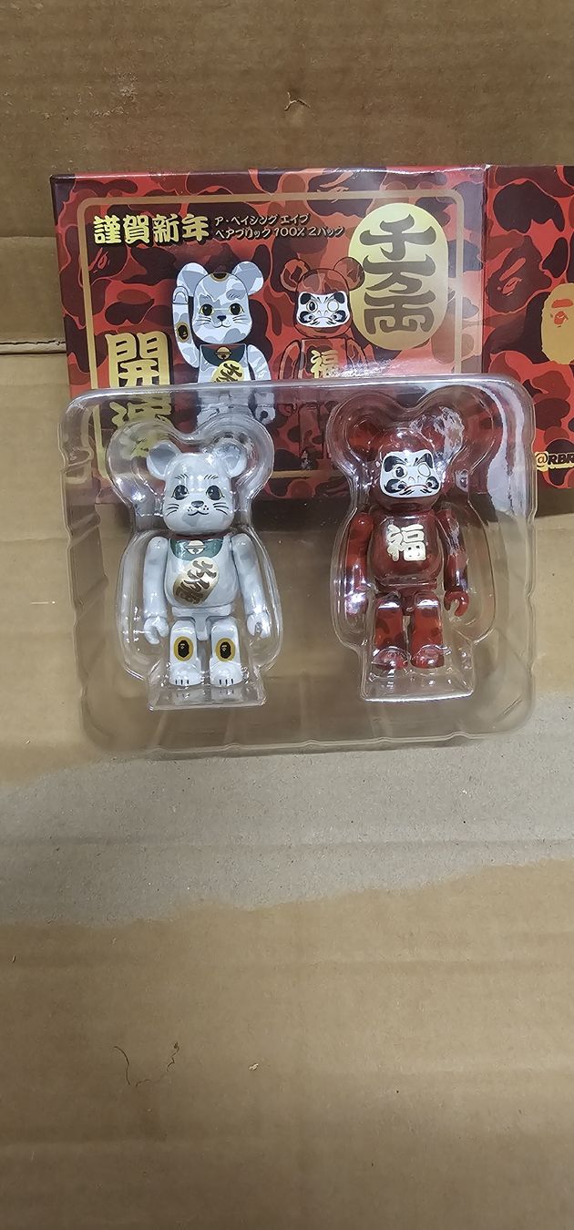 Medicom Toy Statuette: BEARBRICK BAPE Maneki Neko & Daruma 2-Pack Set – Nuovo e nell'imballaggio originale da Cham venduto da WFRRichter 1