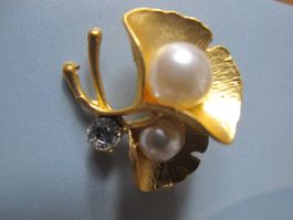 Elegante  Brosche mit Perlen und Strass, Goldfarben
