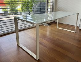 Bürotisch mit Glasplatte