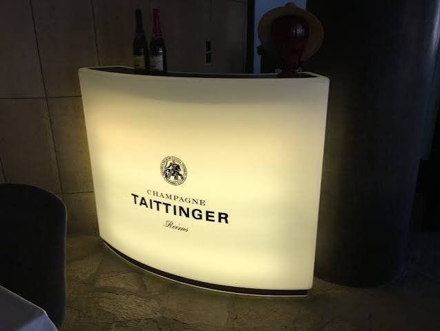 Wein: Bar (Taittinger) – Gebraucht aus Rümlang von Turrin 2