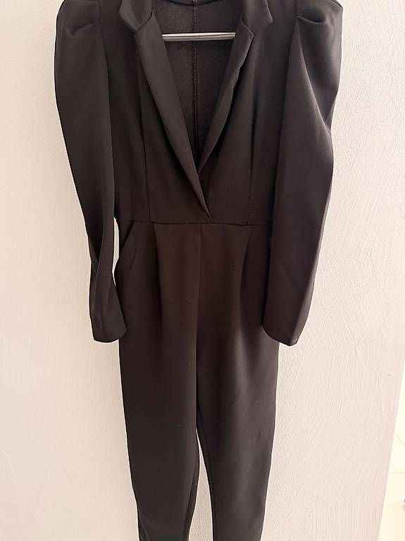 Tute: Black Jumpsuit with Statement Puff Shoulders  Size S – Usato da Münchwilen AG venduto da ale_bm7y
