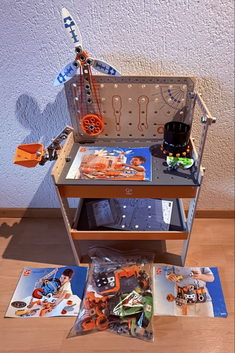 Giocattoli: Hape Junior Inventor Werkbank mit Zubehör – Usato da Bäch SZ venduto da MonaBe