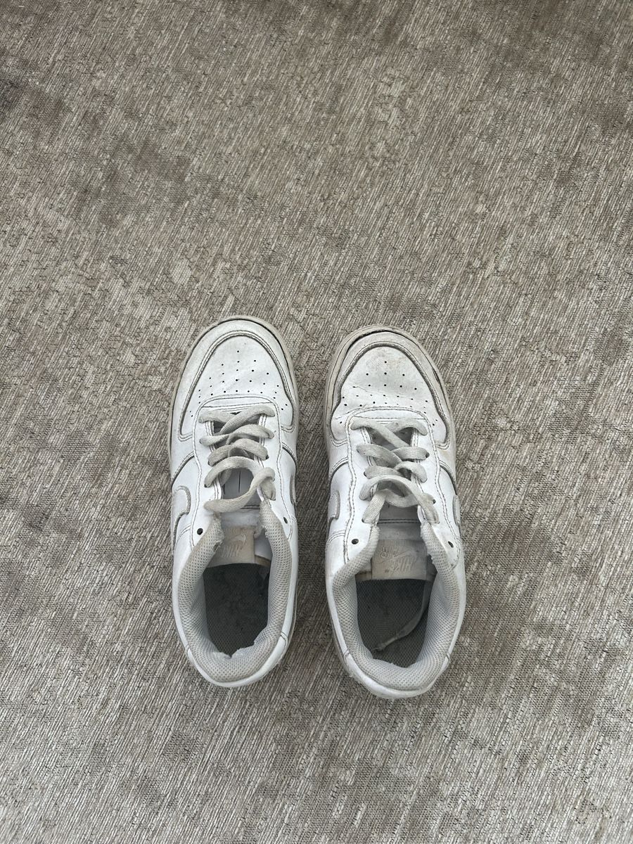 Nike Scarpe da uomo: Baskets Nike Air Force 1 blanches taille 38,5 usées – Usato da St-George venduto da elena27