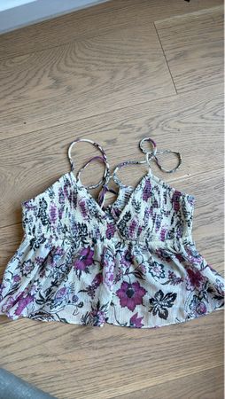Débardeur à fleurs violettes taille xS état neuf