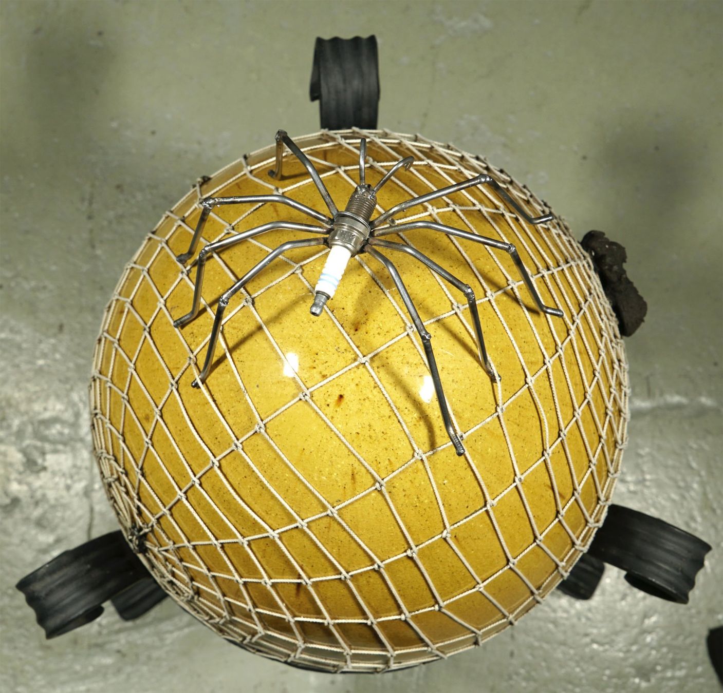 Statuette: Kunstobjekt XL Keramik-Ei mit Spinne auf Eisenständer 86cm – Usato da Meggen venduto da Trouvaillen 5