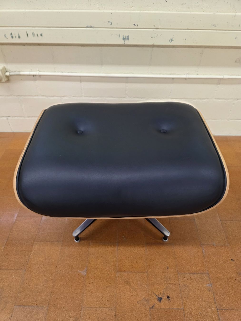 Hocker: Designer Ottoman zum Eames Lounge Chair – Gebraucht aus Lichtensteig von Polsterwerk 4