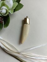 Anhänger in Zahn-Optik / Trophäe – Trachtenschmuck / Amulett