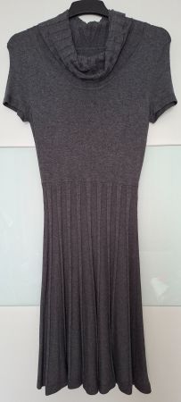 Strickkleid mit Wasserfallkragen und Plisseerock Grösse 38
