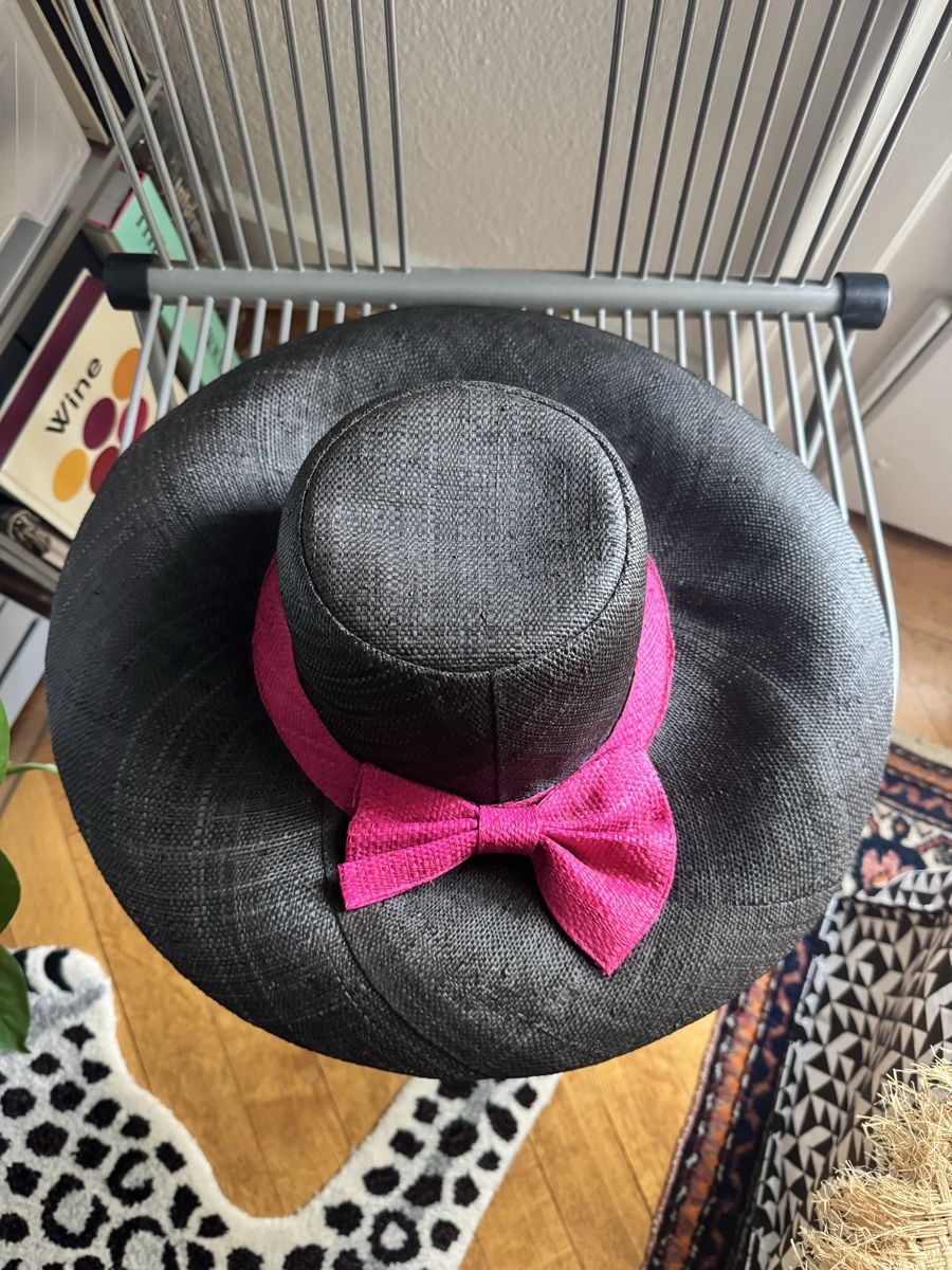 Hüte, Mützen & Caps: Black straw hat with fuschia bow – Gebraucht aus Zürich von kri_zhv2 1