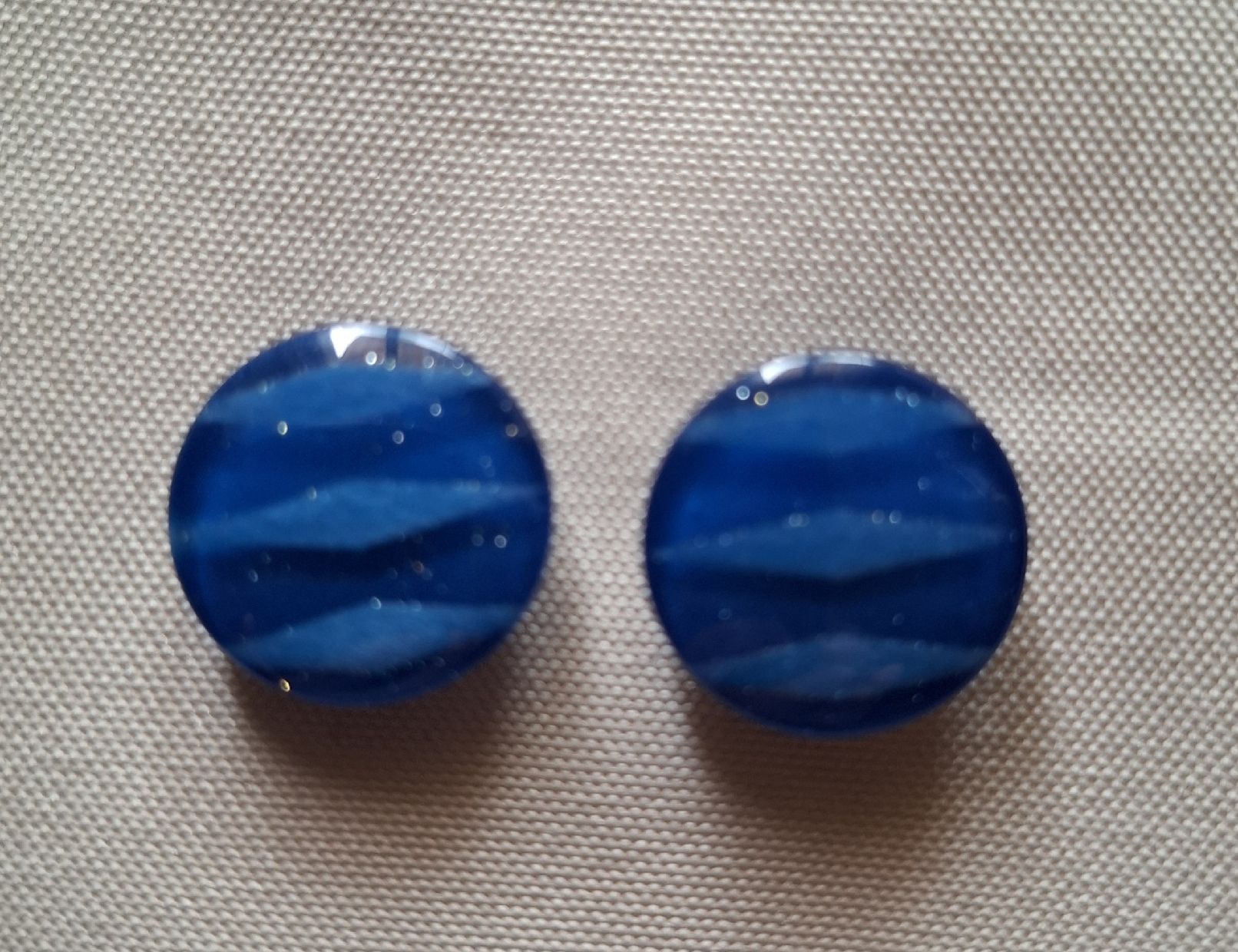 Boutons: 2 Knöpfe Blau mit Glitzer, 18 mm. – D'occasion à Dietikon par Hirschkopf 4
