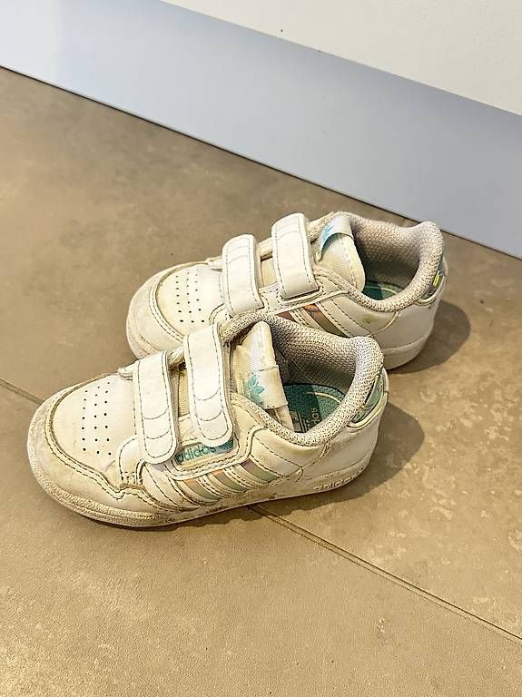 Adidas Scarpe per ragazzi: Adidas blanches à scratchs avec détails irisés - 21 – Usato da Montpreveyres venduto da Donlaeti25 1