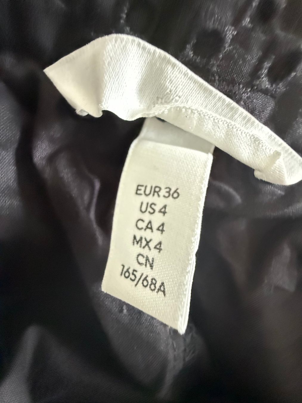 H&M Jupes: schwarzer Minirock Grösse 36 mit Lochstick – D'occasion à Kirchdorf AG par coco123 4