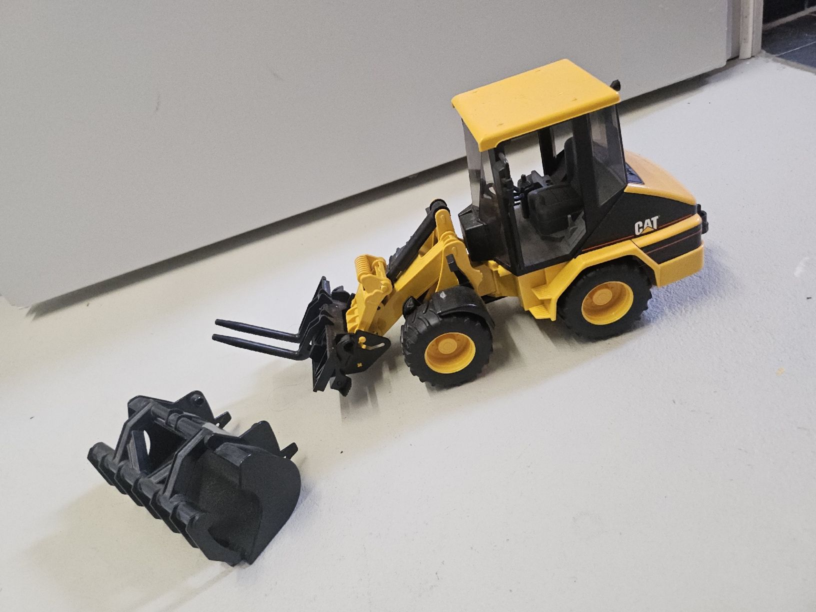 Bruder Spielzeuge: Bruder: Bagger CAT mit Schaufel und Gabel – Gebraucht aus Bellach von MWengler 2