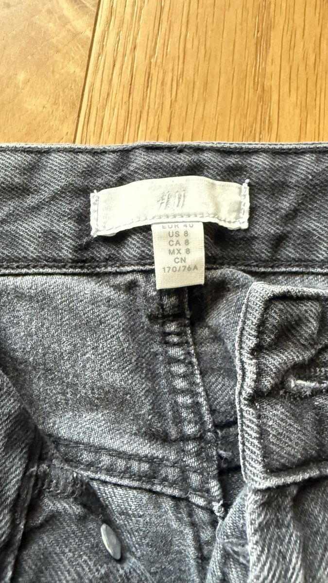 H&M Jeans: H&M Black high waisted jeans size eu40 – Gebraucht aus St-Gingolph von Ynatka 1