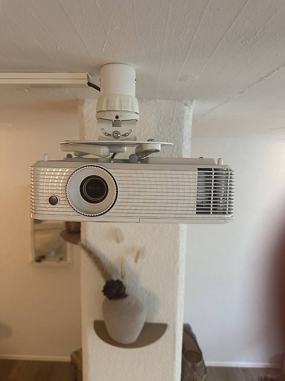 Proiettori: Beamer Optoma + Befestigungsmaterial Decke – Usato da Jona venduto da Betty010