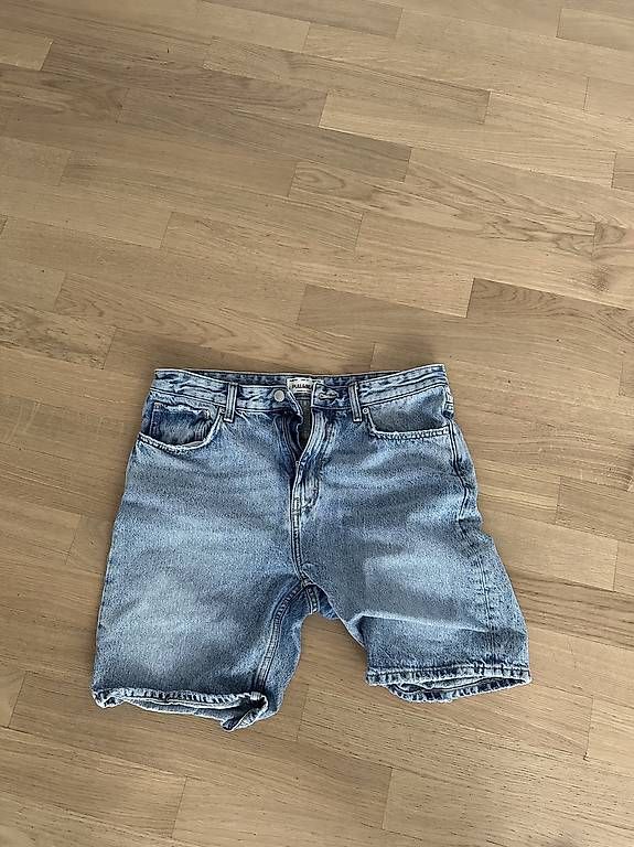 Pull&Bear Jeans: Pull & Bear Jeans Shorts – Usato da Luzern venduto da NunoFernandes