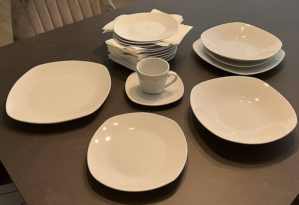Set di piatti: 12 Teiliges Teller-/Tassen-Set neuwertig – Usato da Glattpark(Opfikon) venduto da isl_p9wq