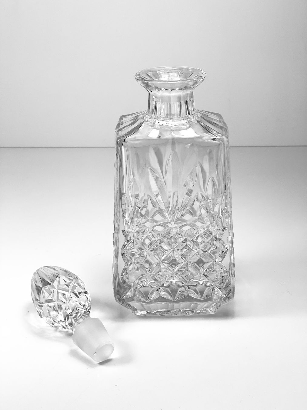 Caraffe: Elegante Kristallkaraffe/Whiskeykaraffe mit Glasstopfen – Usato da Zürich venduto da Arche_Brockenhaus 6