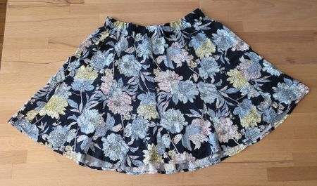 REVIEW Rock Grösse M – Floral Muster – Elastischer Bund
