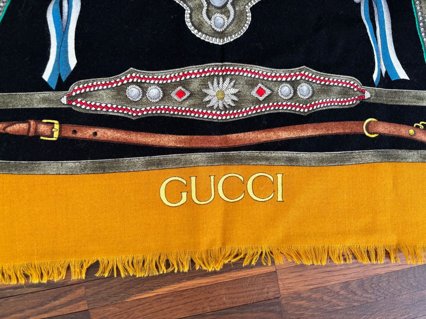 Gucci Foulard & Sciarpe: GUCCI  Wolle/Seide Schal 135x135cm – Nuovo (secondo la descrizione) da Herrliberg venduto da mayfi 5