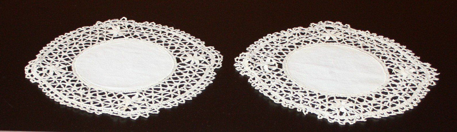 Biancheria da letto: 2 Deckchen Spitze Ø30 (19) – Usato da Flüelen venduto da Diversicum-Vintage