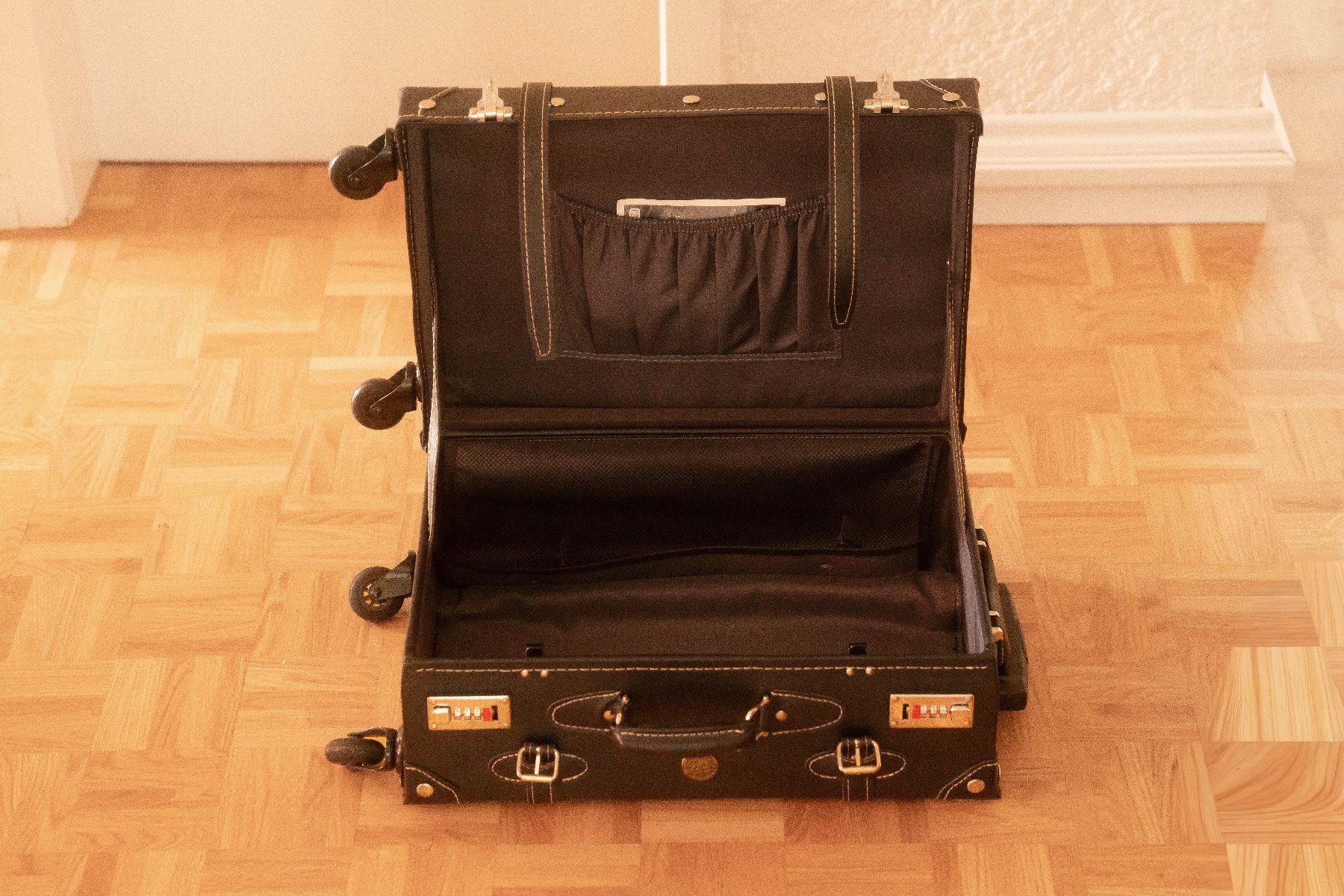 Reisekoffer: Retro Punk - Koffer – Gebraucht aus Dübendorf von dom_b8gv 2
