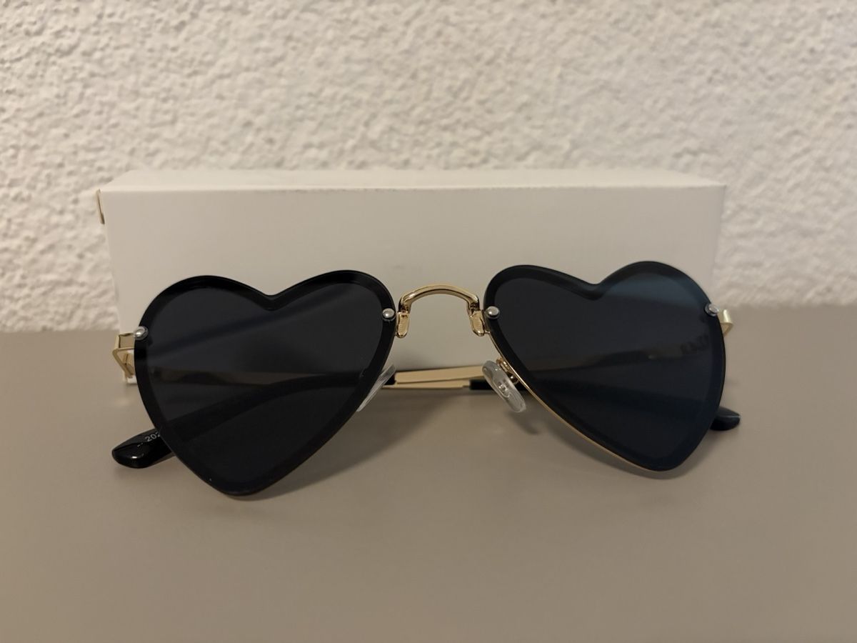 Brillen & Gläser: Sonnenbrille Herzform Schwarz NEU – Neu und originalverpackt aus Balgach von Miisarah