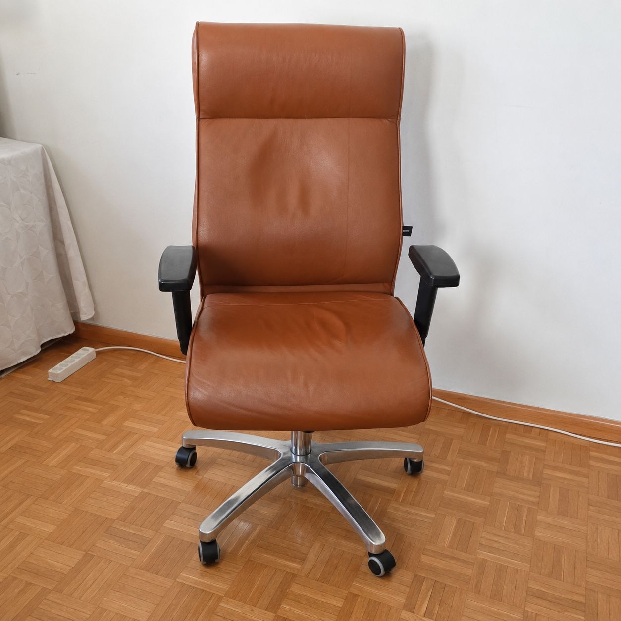 Stühle: Chaise de bureau Topstar en cuir véritable  – Gebraucht aus Neuchâtel von Camille.2000