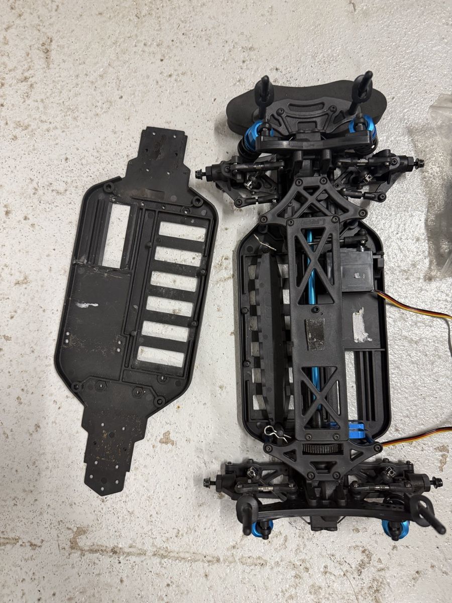 Modellismo RC: RC-Auto Chassis inkl. diversen Restteilen – Usato da Wangen an der Aare venduto da Flo_kaufm 1