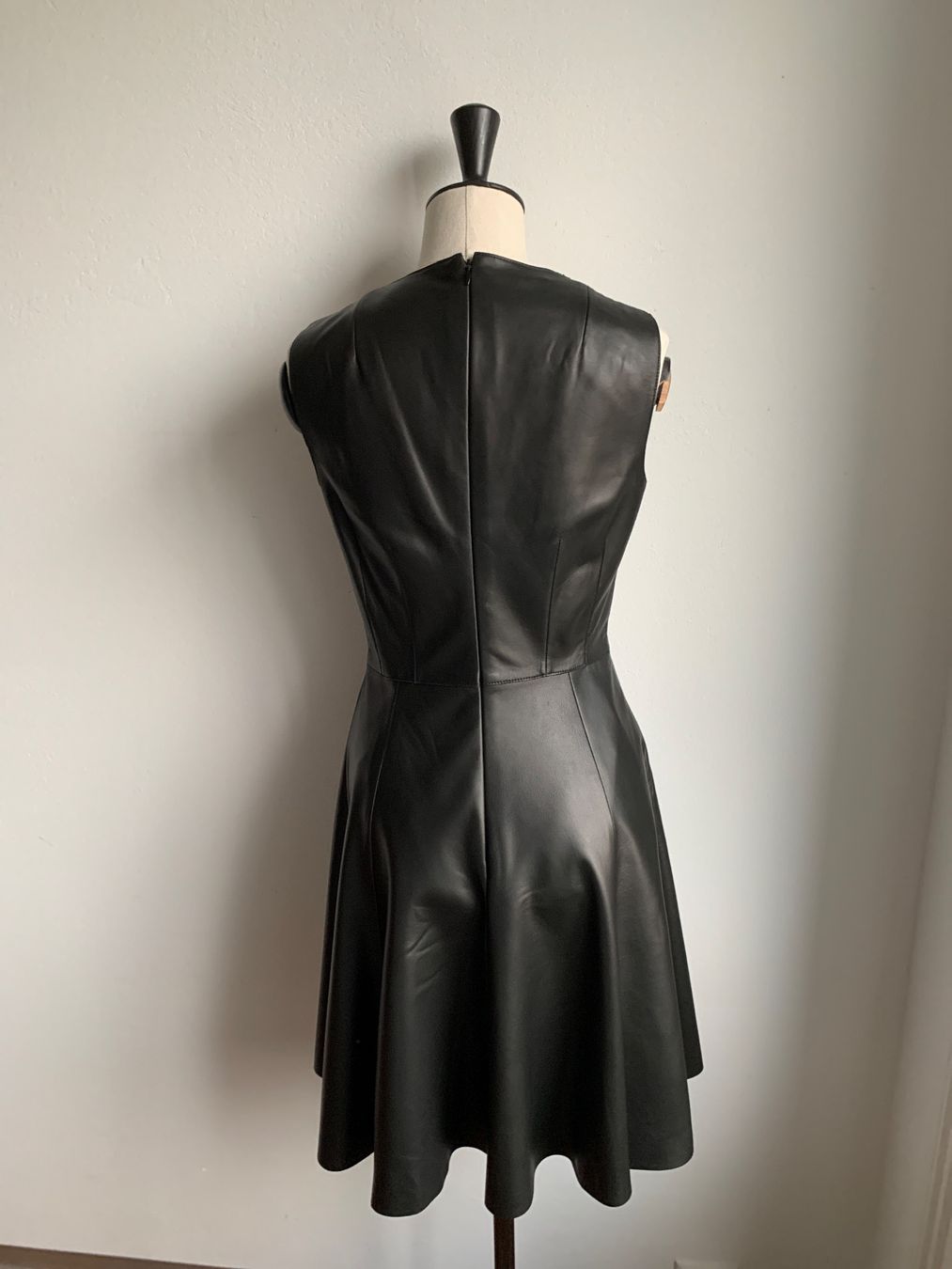 Akris Vestiti: AKRIS: Herrlich swingendes, schwarzes Lederkleid, Gr. 36 – Usato da Luzern venduto da designluzern 4