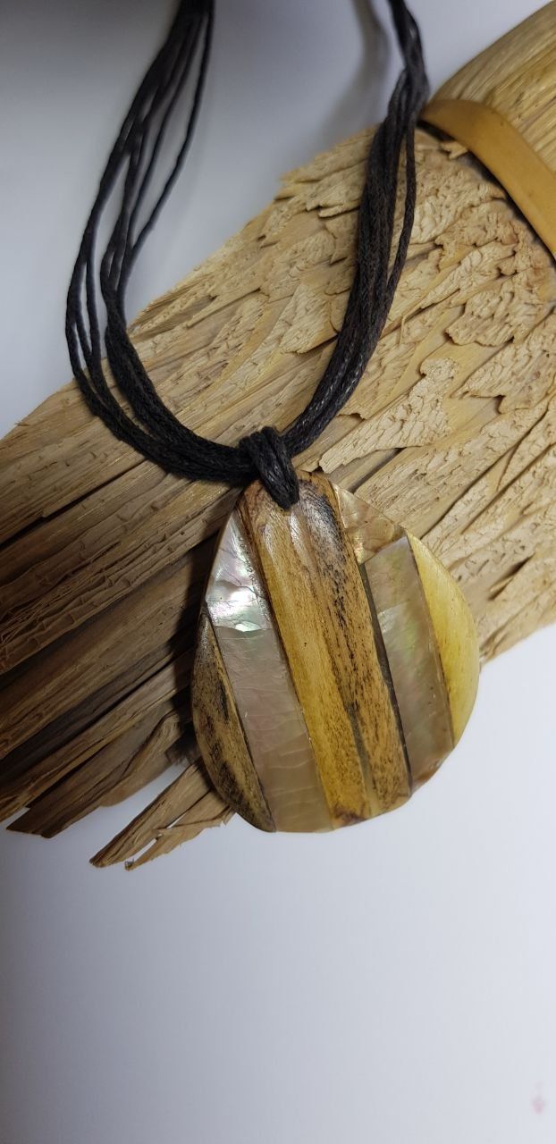 Ketten: Collier avec pendantif nacre et bois de Bijou Nile – Gebraucht aus Montreux von Art_et_antiquites 1