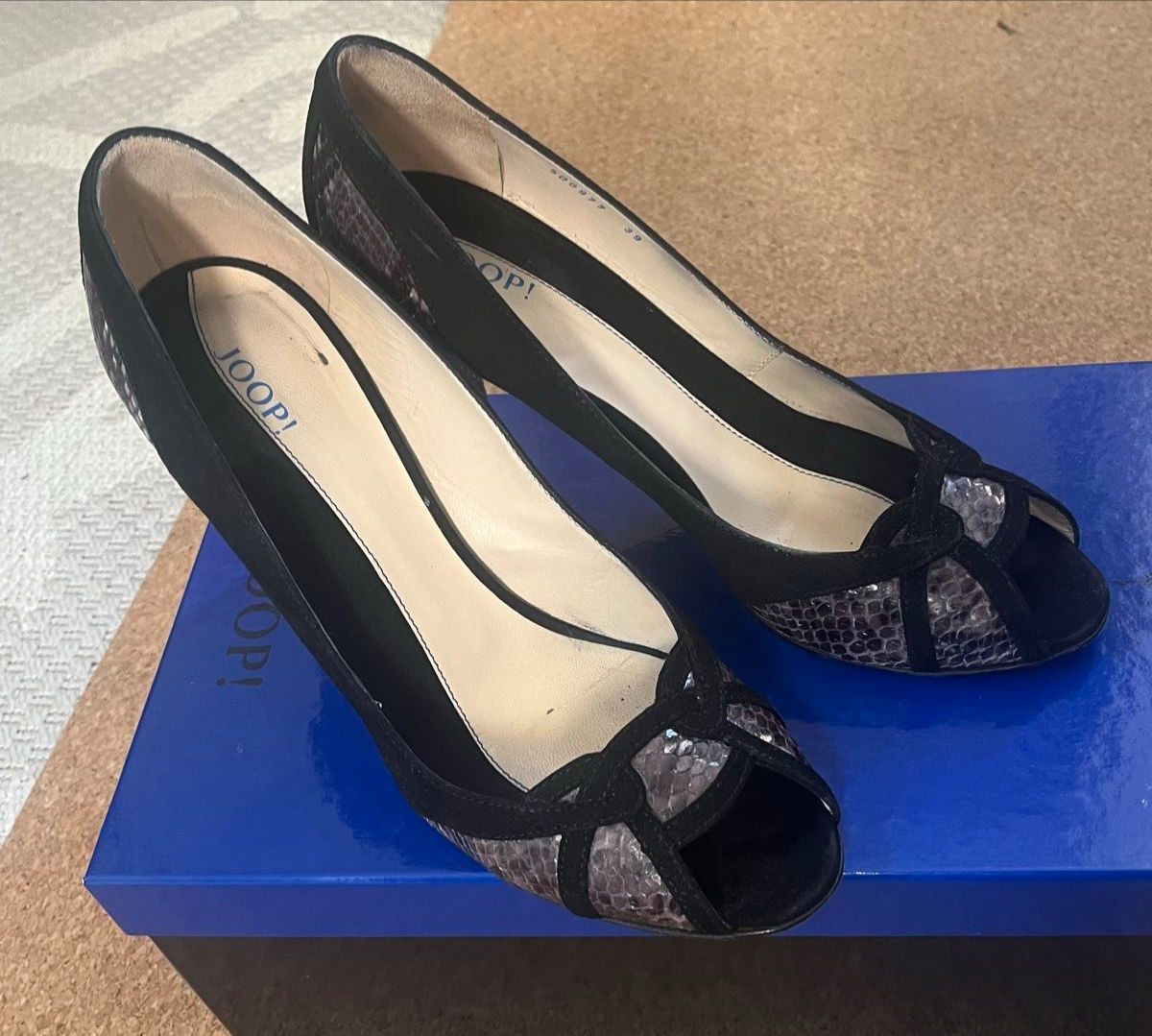 Joop Damenschuhe: JOOP! Peeptoe Pumps Leder Pythonoptik Gr. 39 elegant – Gebraucht aus Zuchwil von MLV92 2