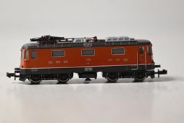 Re 4/4 rot Trix Spur N mit OVP , läuft , 1 Puffer fehlt