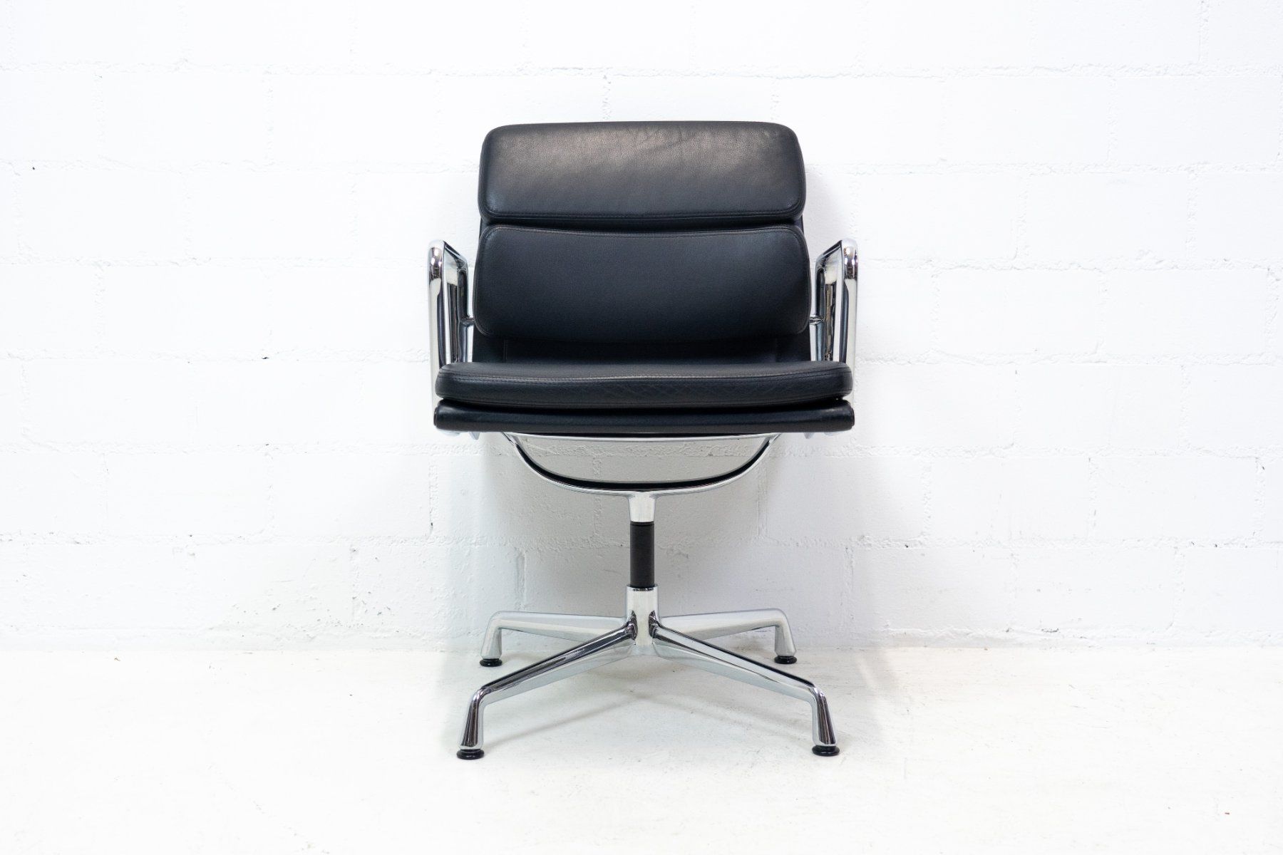 Vitra Sedie: Vitra Eames Aluminium Chair EA 208 Leder Nr. 3 – Usato da Schaffhausen venduto da Studio-Ara 3