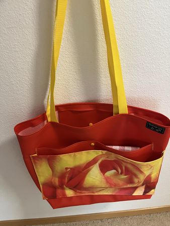 Tolle Badetasche mit Badetuchunterlagen  viele Taschen