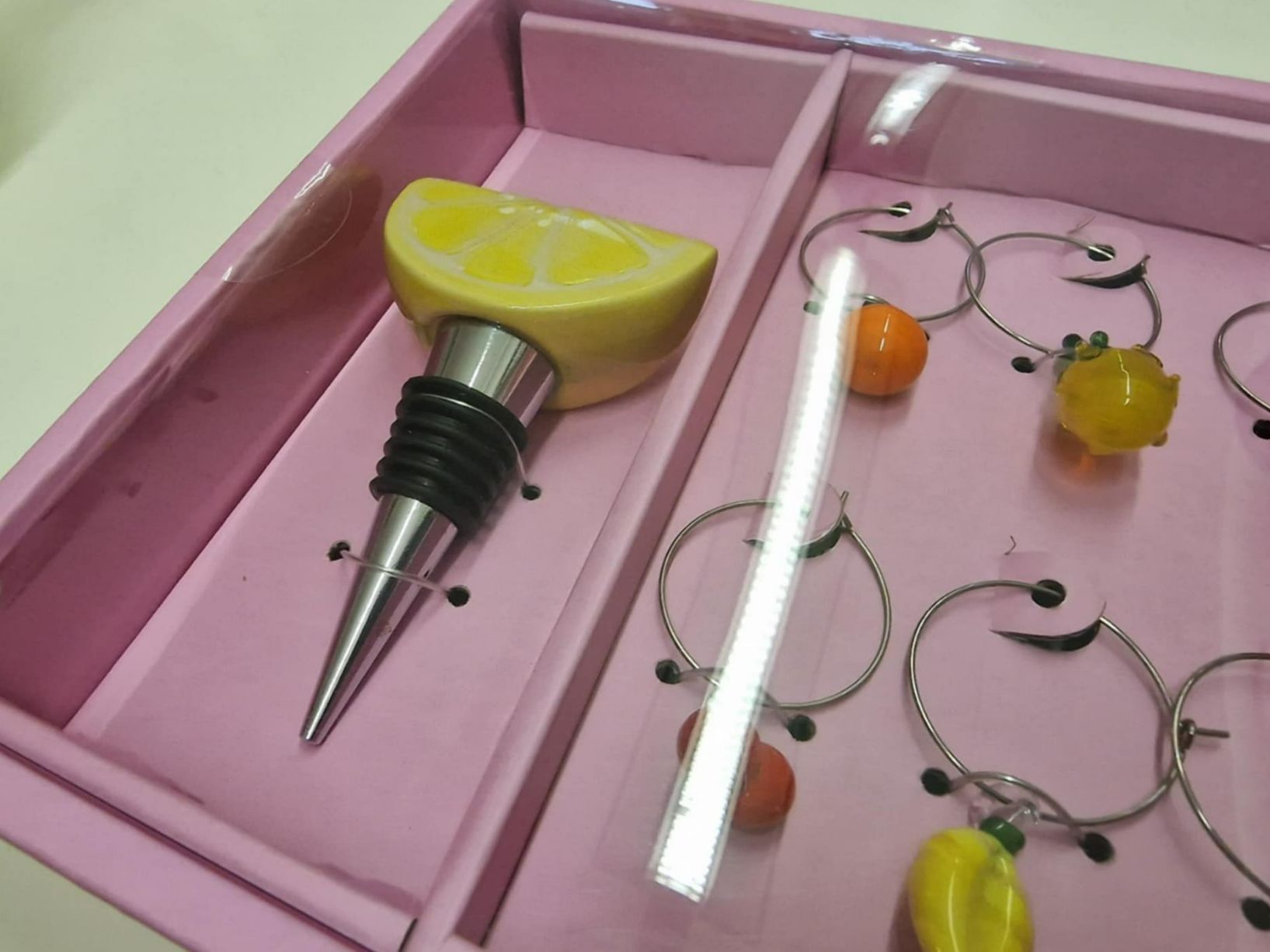 Apribottiglie & Tappi per chiusura: Geschenkidee Wein-Set: Flaschenverschluss & Gläsermarkierer – Nuovo e nell'imballaggio originale da Schaffhausen venduto da AtelierPudesco 1
