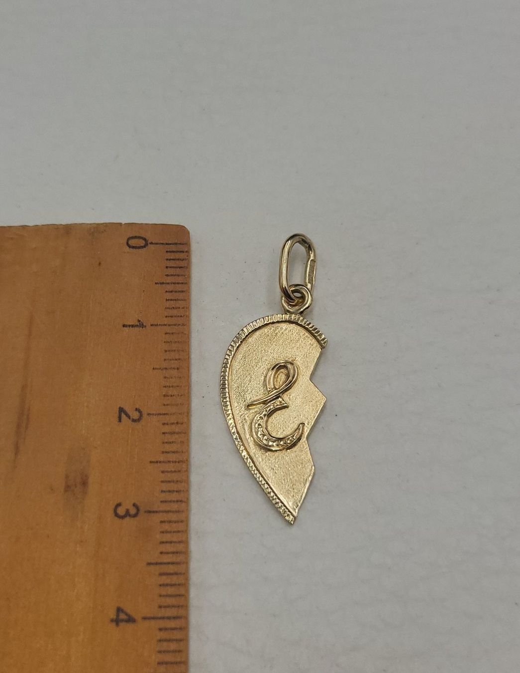 Pendentifs: 585 Gold Herzteil Anhänger Mit Initial E – D'occasion à Wald ZH par Dasilver 1