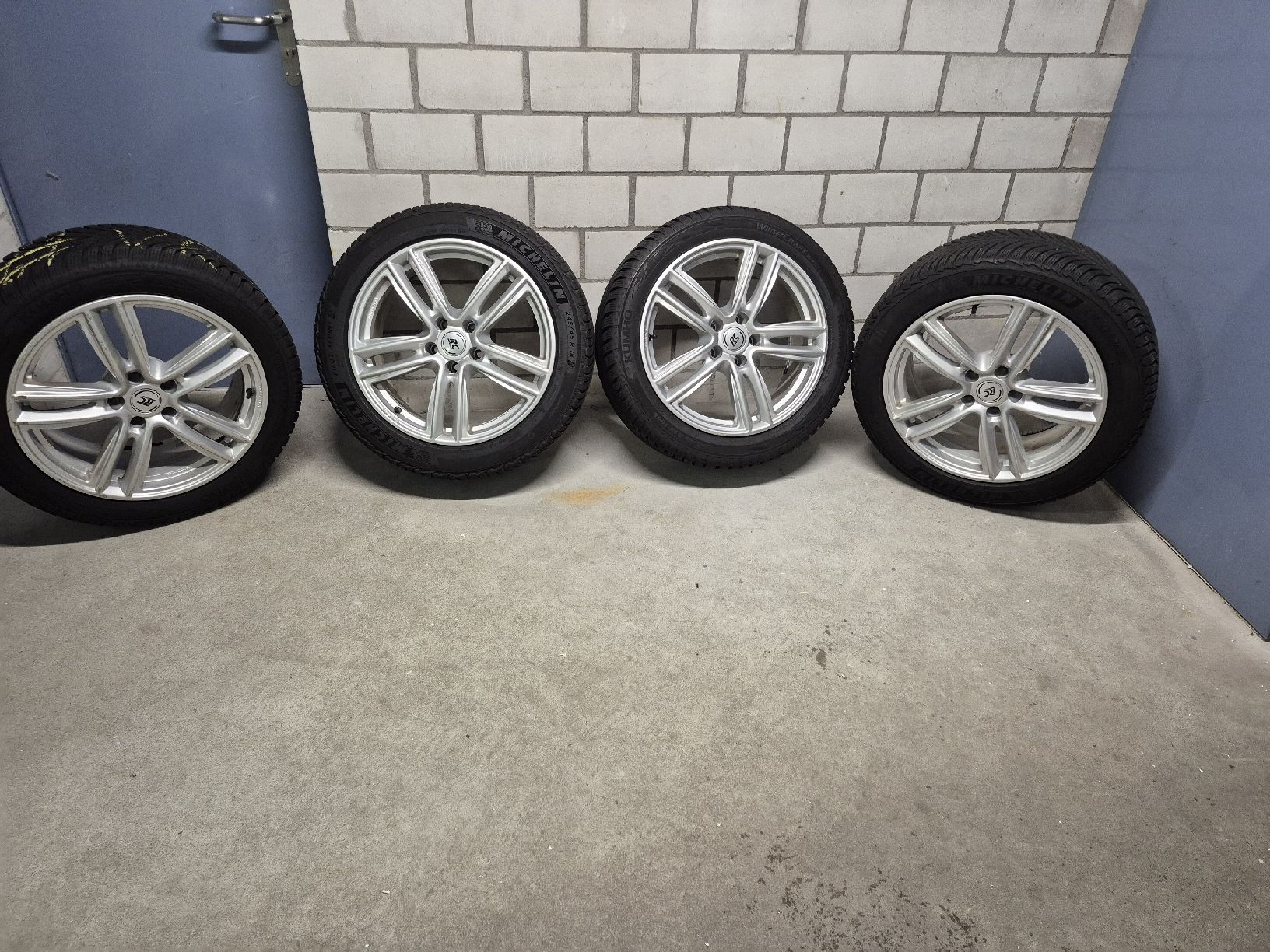 Audi Felgen: Felgen mit Winterreifen – Gebraucht aus Faulensee von epbloesch 1